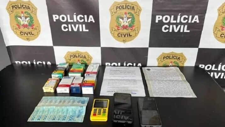 ‘Boa noite, Cinderela’: Mulher é presa por seduzir e roubar pertences de idosos em SC