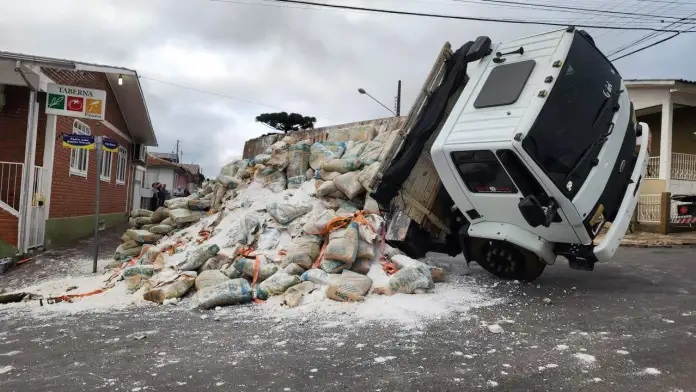 Caminhão carregado de cal tomba no Centro de São Joaquim