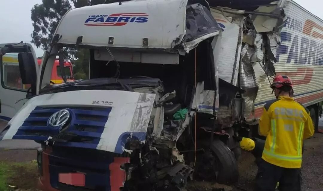 Colisão entre caminhões deixa homem ferido em Vargeão