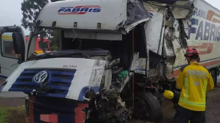 Colisão entre caminhões deixa homem ferido em Vargeão