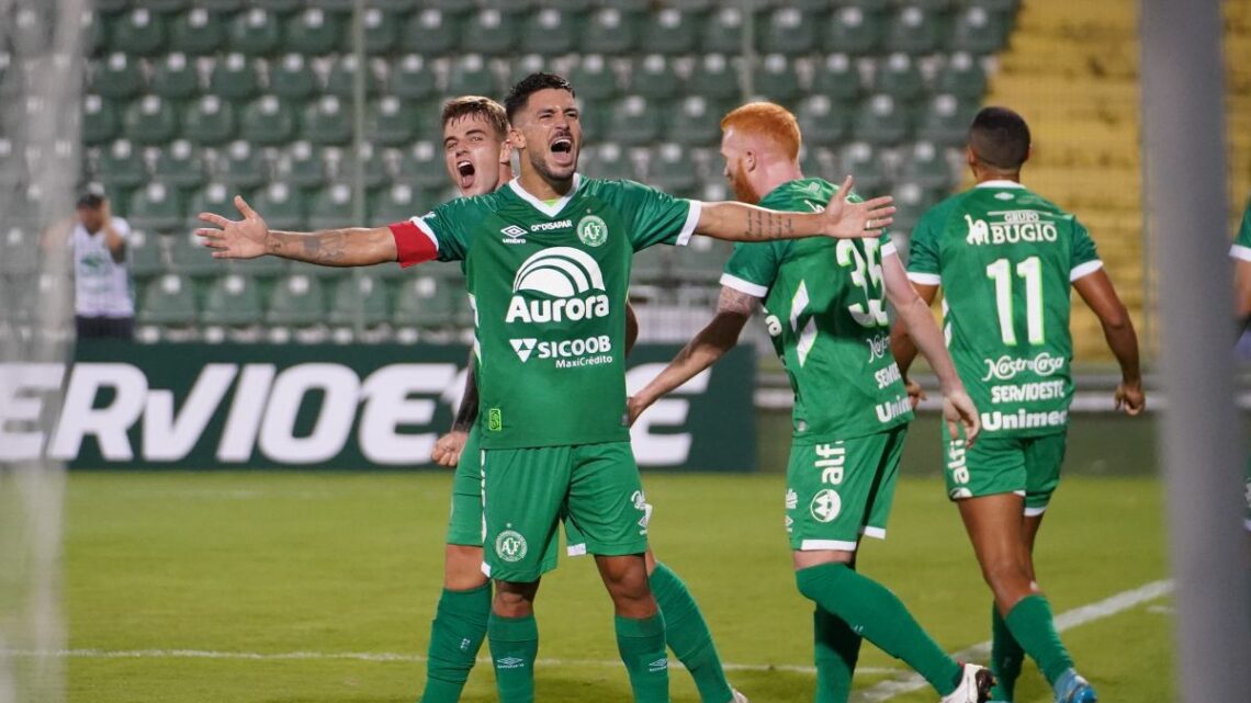 Chapecoense supera Hercílio Luz e estreia a temporada com vitória