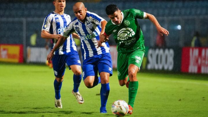 Chapecoense perde do Avaí de virada na Ressacada