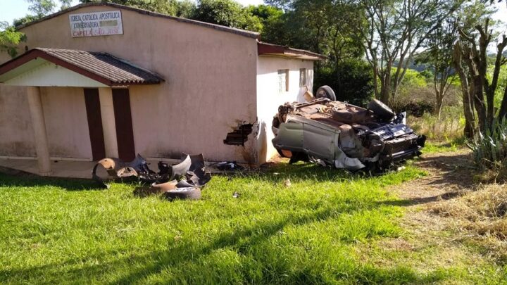 Imagens: carro capota e bate em igreja no Oeste de SC