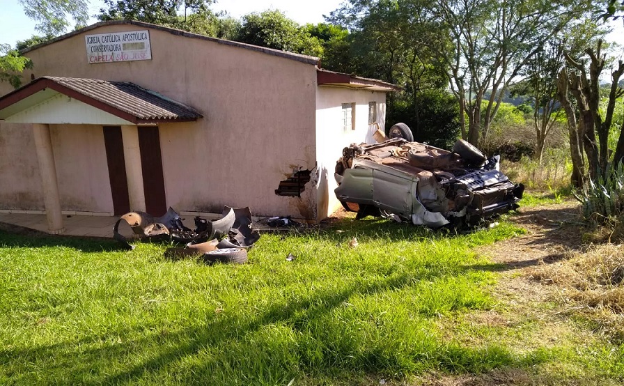 Imagens: carro capota e bate em igreja no Oeste de SC