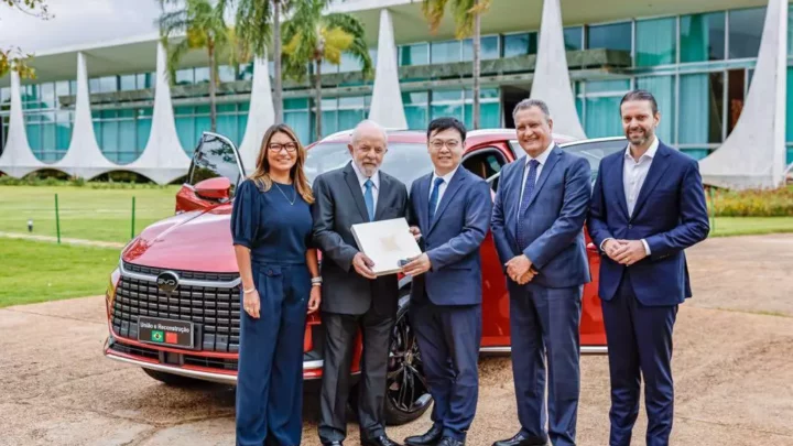 Lula “ganha” carro elétrico de marca chinesa