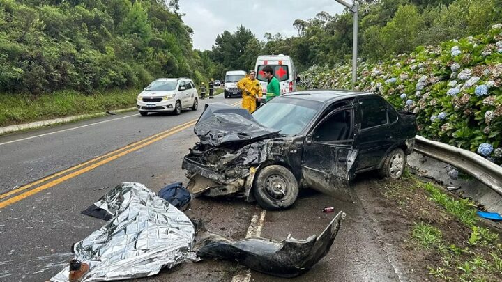 Motorista morre ao ser lançado para fora de carro em acidente na BR-282
