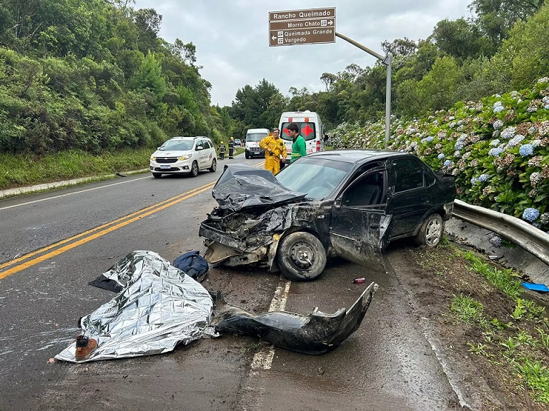 Motorista morre ao ser lançado para fora de carro em acidente na BR-282