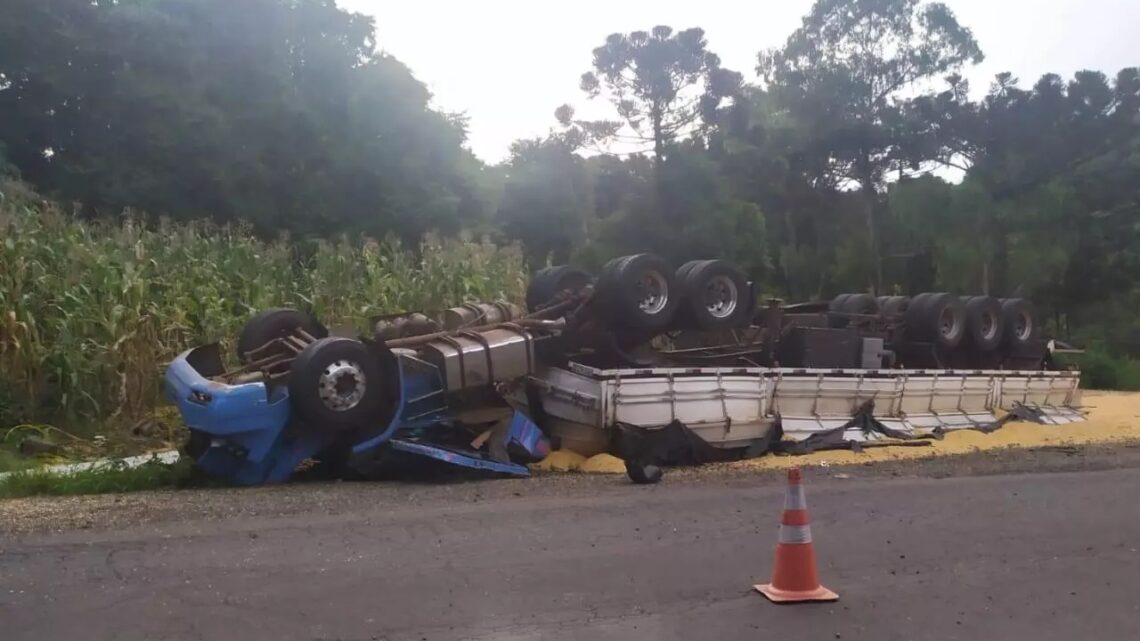 Três pessoas ficam gravemente feridas após caminhão capotar na SC-355