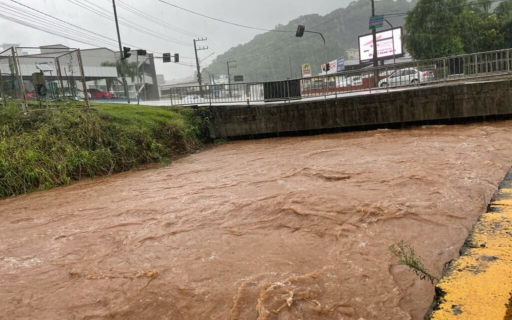 Imagens: chuva volumosa causa transtornos em Concórdia