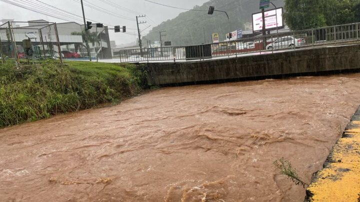 Imagens: chuva volumosa causa transtornos em Concórdia
