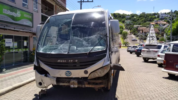 Van e ônibus colidem no Oeste de Santa Catarina e passageiros ficam feridos