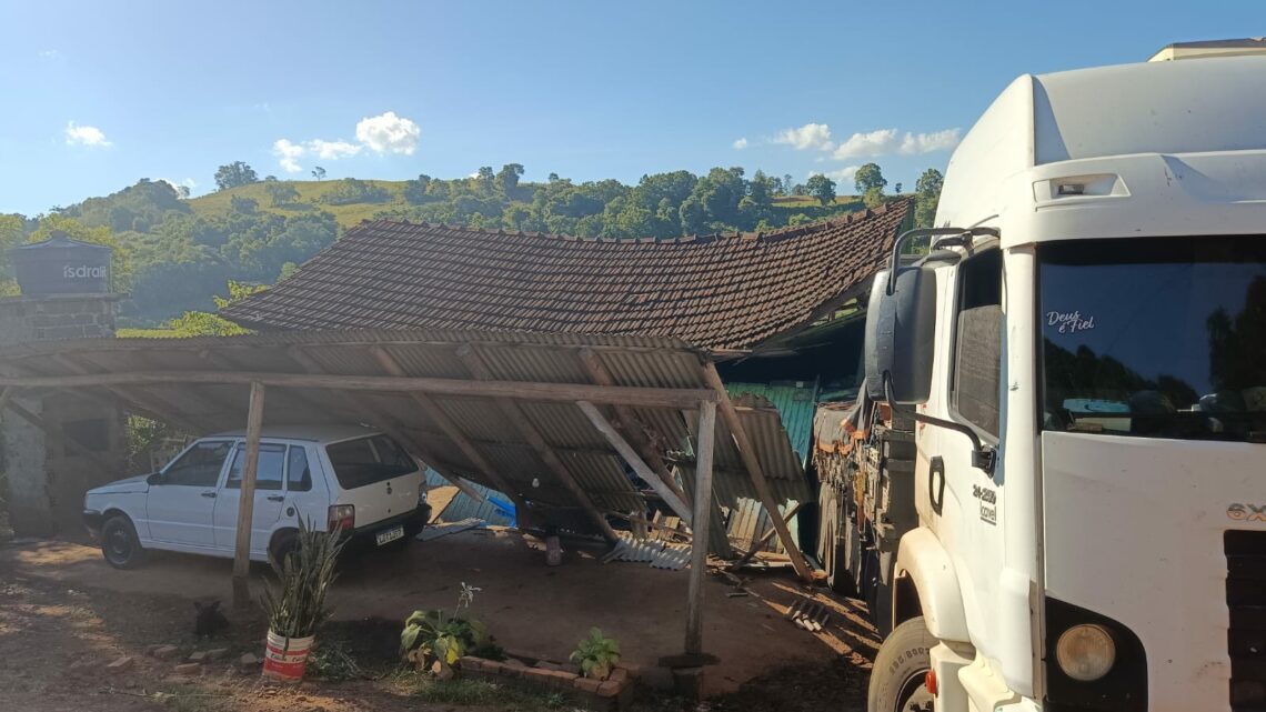 Caminhão atinge casa de madeira e família se salva ao fugir em pânico no Oeste de SC