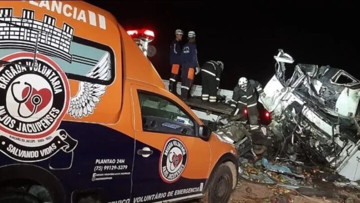 Batida entre caminhão e ônibus deixa 25 mortos e 5 feridos na Bahia