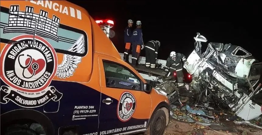 Batida entre caminhão e ônibus deixa 25 mortos e 5 feridos na Bahia
