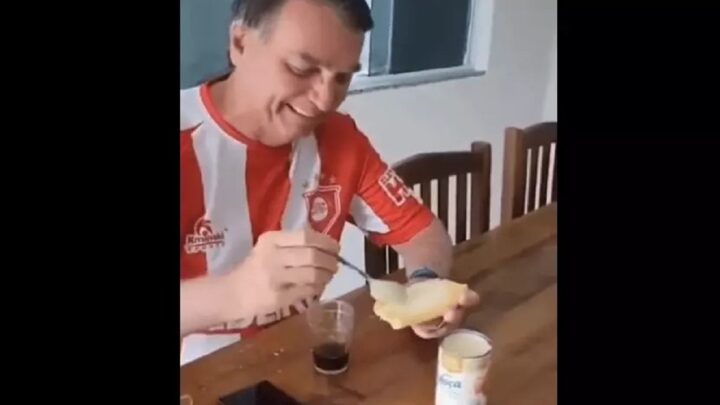 Com camisa de time de SC, Bolsonaro toma café e pão com leite condensado: “uma lata por dia”