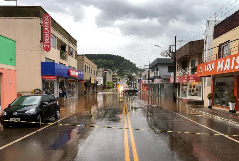 Chuva intensa alaga ruas em Ponte Serrada e Xanxerê