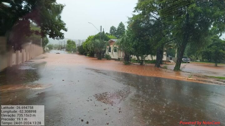 Chuva intensa e queda de granizo causam transtornos em municípios do Oeste