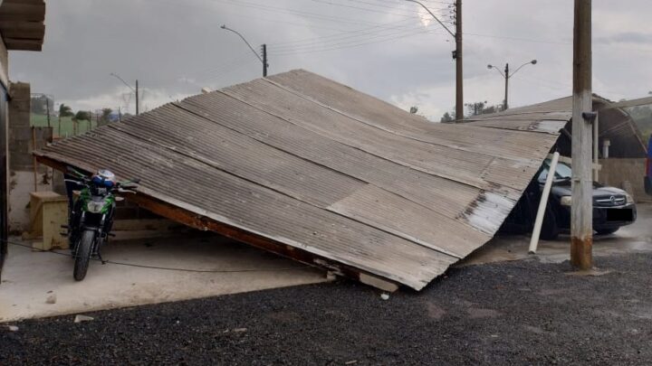 Imagens: temporal causa destelhamentos, queda de árvores e telhado no Oeste de SC