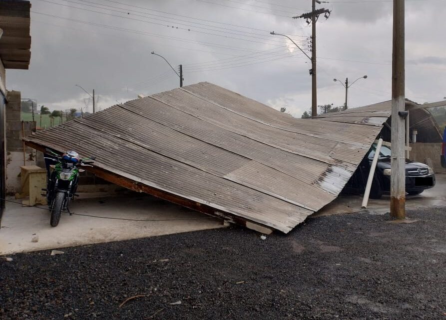 Imagens: temporal causa destelhamentos, queda de árvores e telhado no Oeste de SC