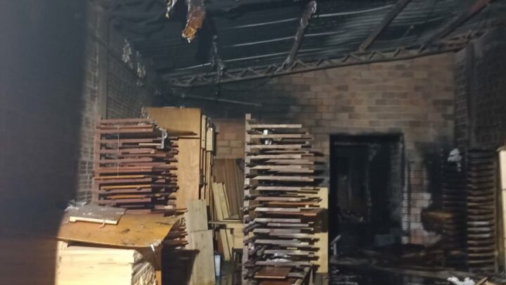 Indústria de móveis é destruída pelo fogo no Oeste