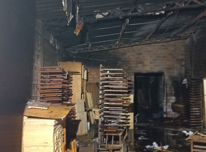 Indústria de móveis é destruída pelo fogo no Oeste