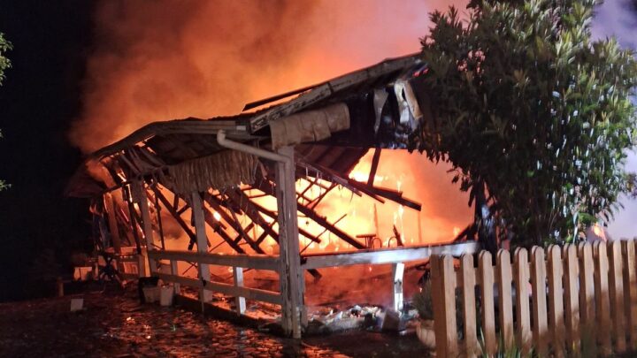 Casa é completamente destruída pelo fogo em São Domingos