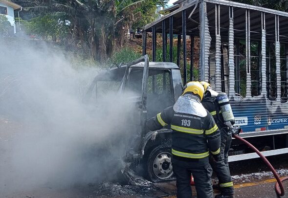 Caminhão é totalmente destruído por incêndio em Itá
