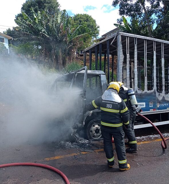 Caminhão é totalmente destruído por incêndio em Itá