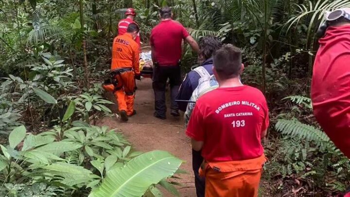 Mulher é resgatada com suspeita de traumatismo craniano após cair em cachoeira