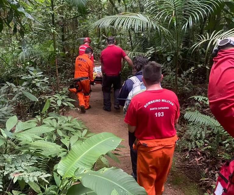 Mulher é resgatada com suspeita de traumatismo craniano após cair em cachoeira