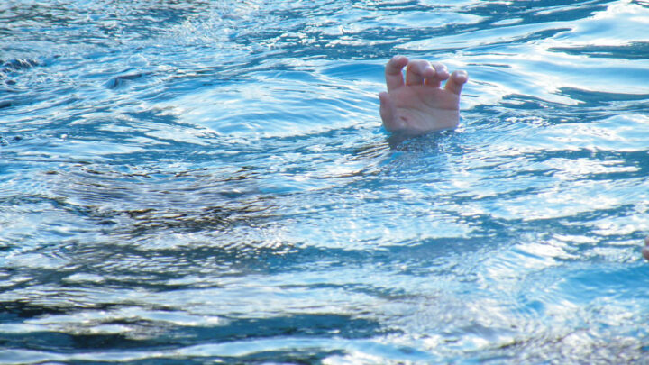 Menina se afoga após cabelo ficar preso em piscina em SC