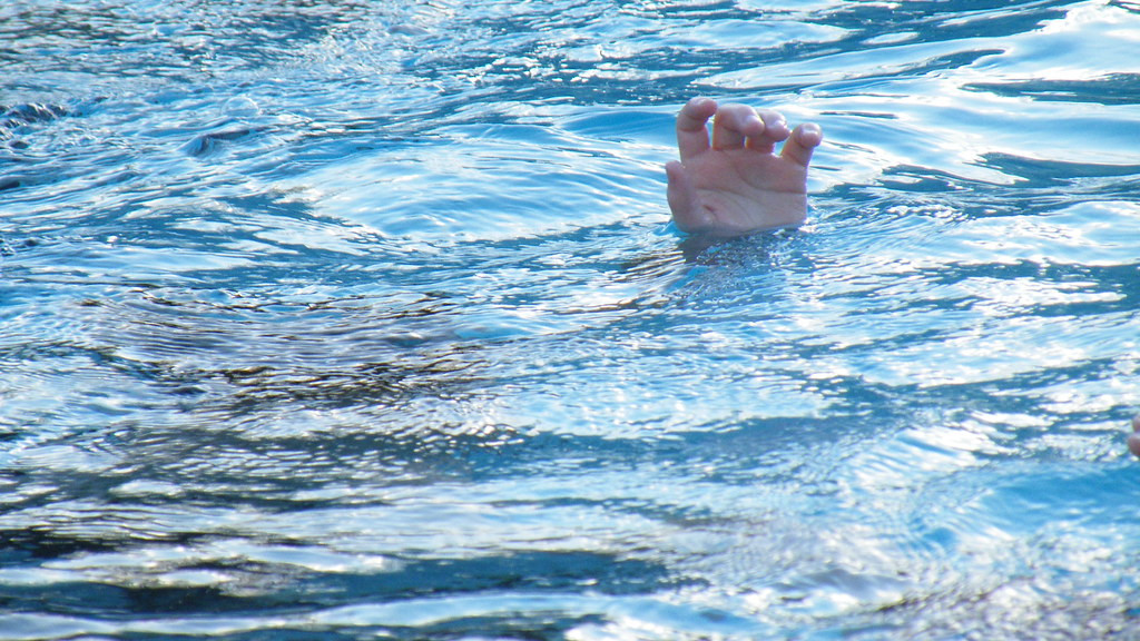 Menina se afoga após cabelo ficar preso em piscina em SC