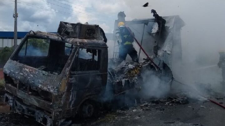 Caminhão fica destruído após pegar fogo em Chapecó