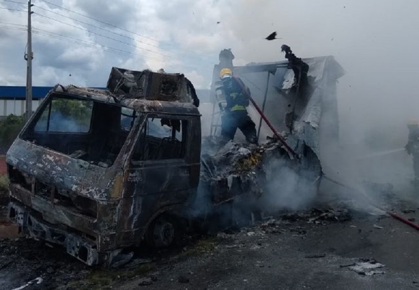 Caminhão fica destruído após pegar fogo em Chapecó