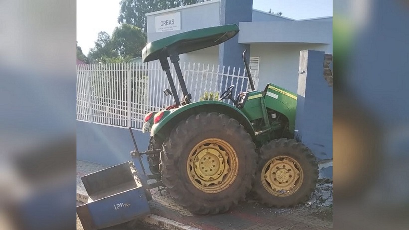 Funcionário furta trator para passear e bate em sede do Creas em Abelardo Luz