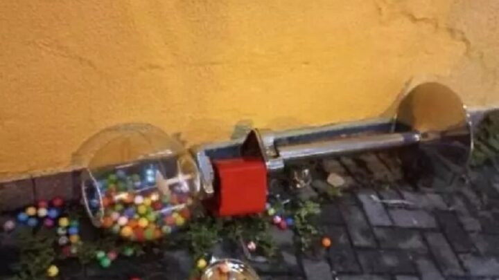 Criminoso invade estabelecimento, furta dinheiro e quebra máquina de balas em SC