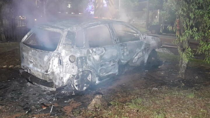 Dono tem carro destruído pelo fogo e acredita em incêndio criminoso em Xaxim