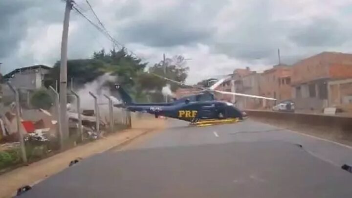 Imagens mostram helicóptero da PRF quase atingindo carro em pouso forçado