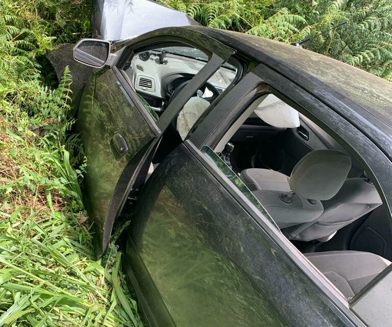 Automóvel sai da pista após colidir contra carreta em Faxinal dos Guedes