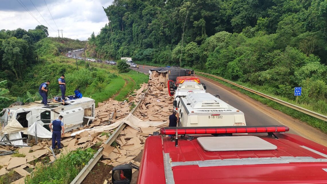 Colisão entre carreta e carro-forte deixa três feridos na SC-135