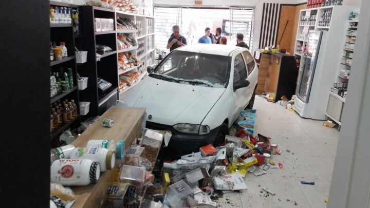Duas pessoas ficam feridas após carro invadir loja em São Lourenço do Oeste