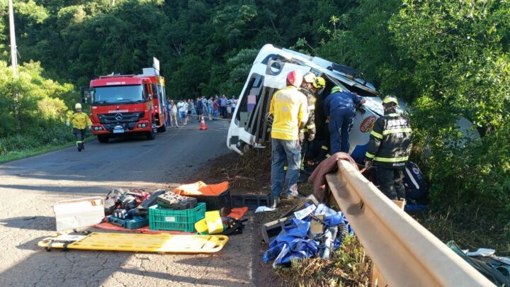 Tombamento de carreta deixa motorista preso nas ferragens em Xanxerê