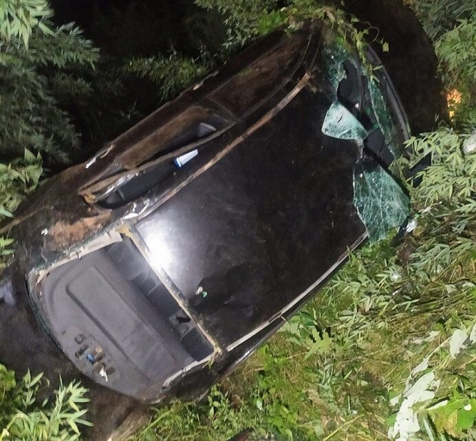 Veículo sai da pista e capota em ribanceira de 5 metros em Ponte Serrada