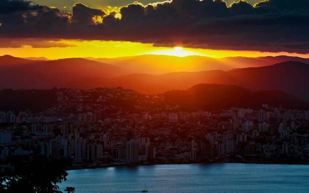 Último fim de semana de fevereiro terá sol e chegada de frente fria com risco de chuva volumosa em algumas regiões