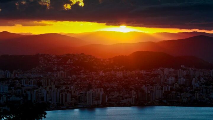 Último fim de semana de fevereiro terá sol e chegada de frente fria com risco de chuva volumosa em algumas regiões