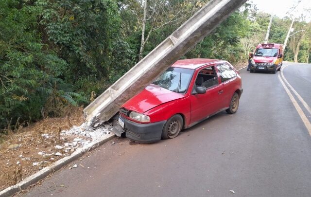 Homem fica ferido após colidir em poste de energia elétrica no centro de Anchieta