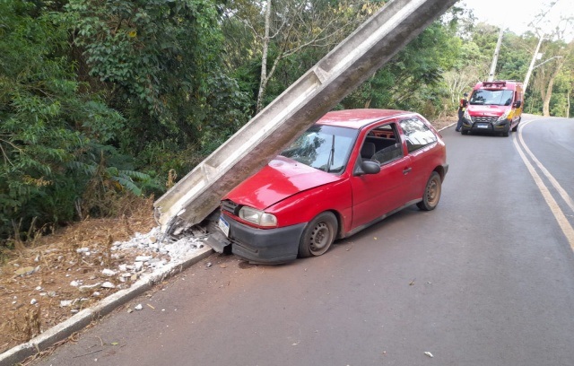 Homem fica ferido após colidir em poste de energia elétrica no centro de Anchieta