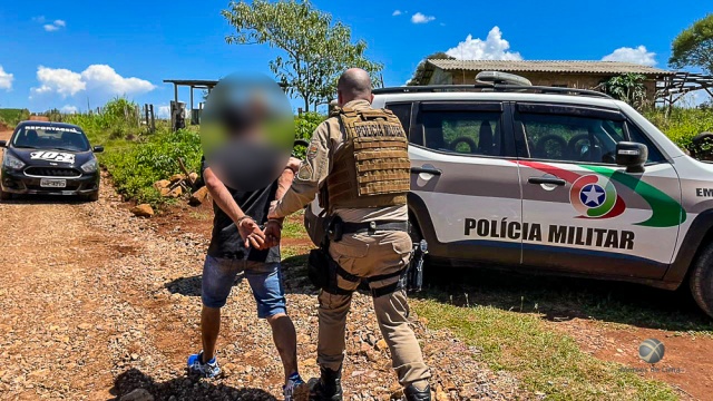 Imagens: homem é preso após agredir companheira com foice e pedradas no interior de São Miguel do Oeste