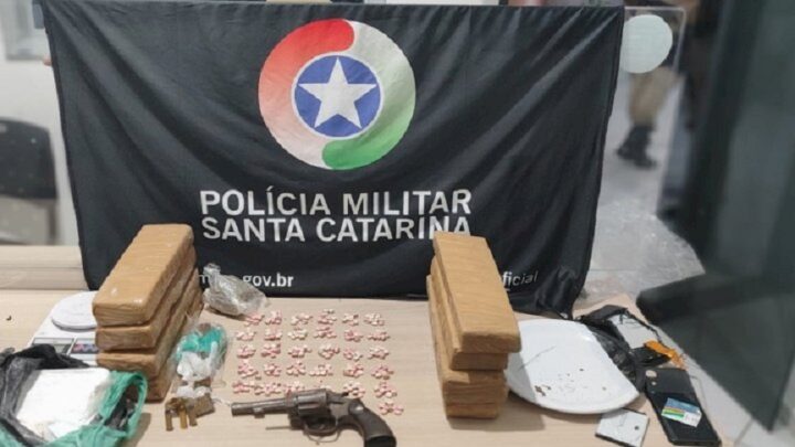 Homem é preso com mais de 7 kg de drogas e uma arma de fogo em SC