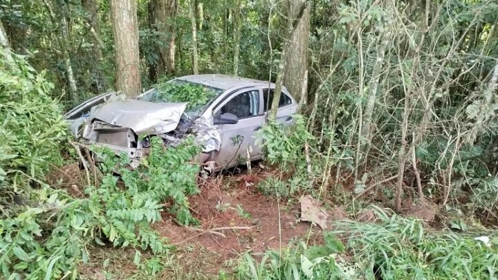 Carro colide contra árvore e motorista fica ferido em Maravilha